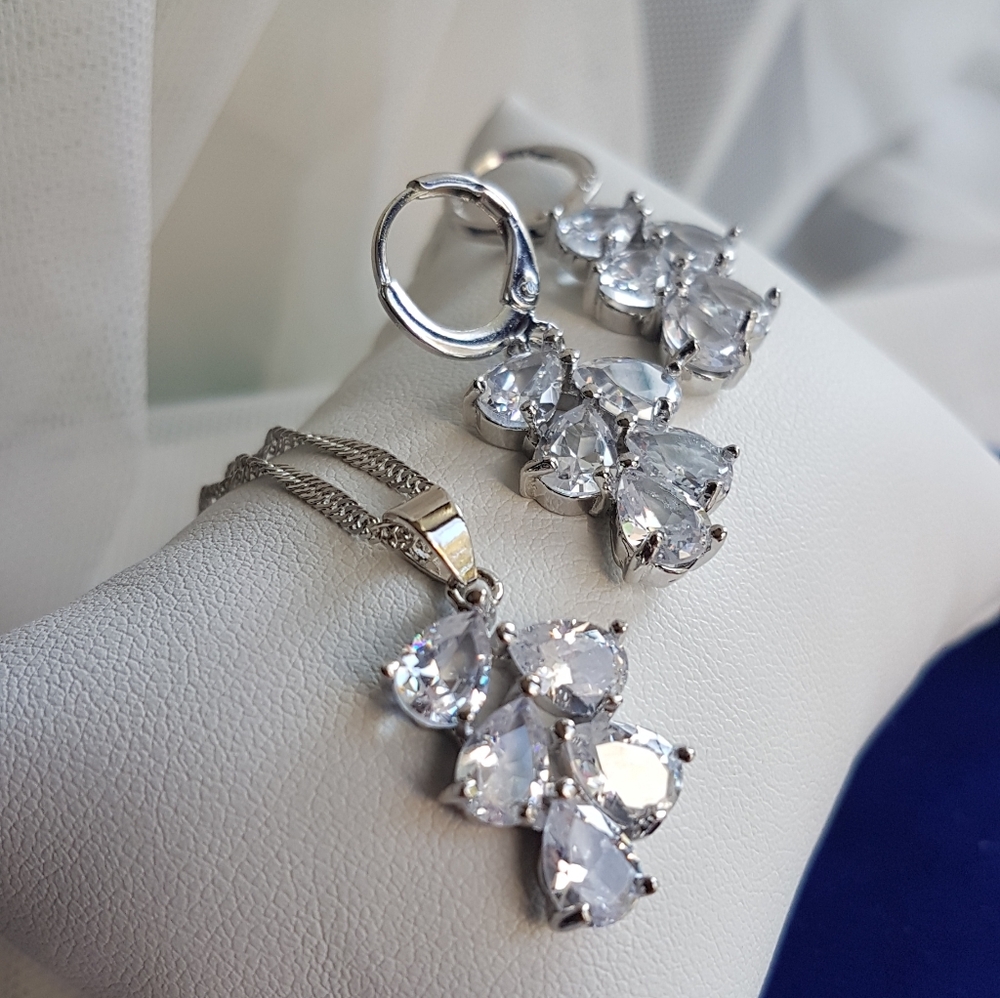 Swarovski Elements 925 Sterling Silver Clear Teardrop Cluster Necklace NEW - Picture 11 of 16
